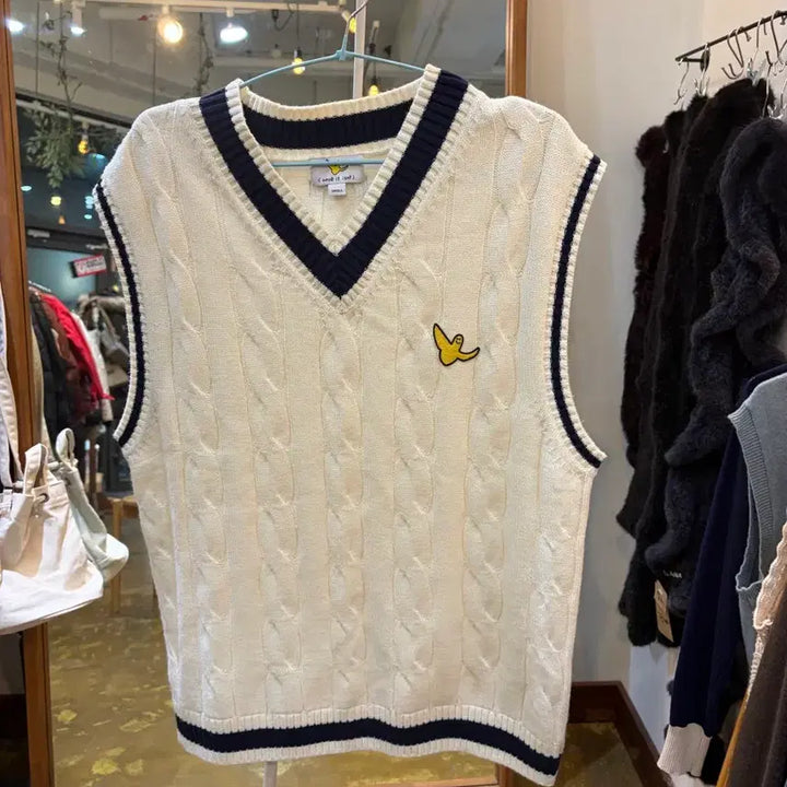 [SOLD OUT] what it isnt 케이블 니트 조끼
