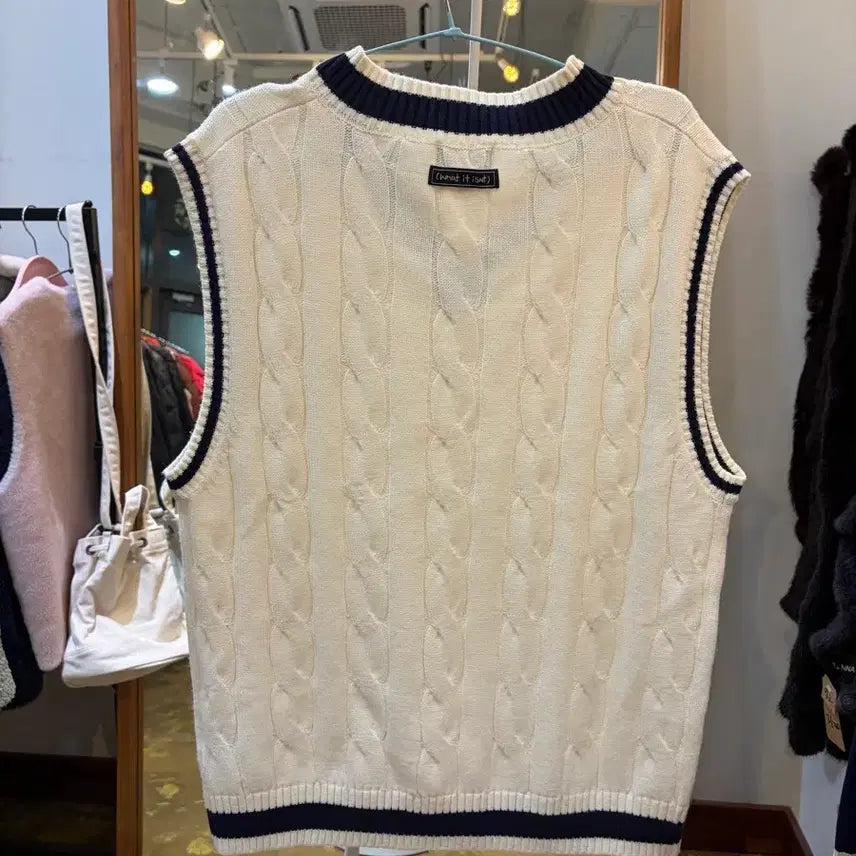 [SOLD OUT] what it isnt 케이블 니트 조끼