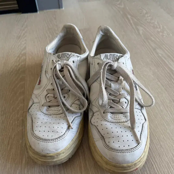 [BUNJANG] Autry Medalist White Sneakers / 오트리 메달리스트 화이트 스니커즈