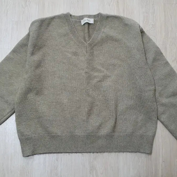 [BUNJANG] Loose Fit V-Neck Knit Sweater / V넥 루즈핏 니트