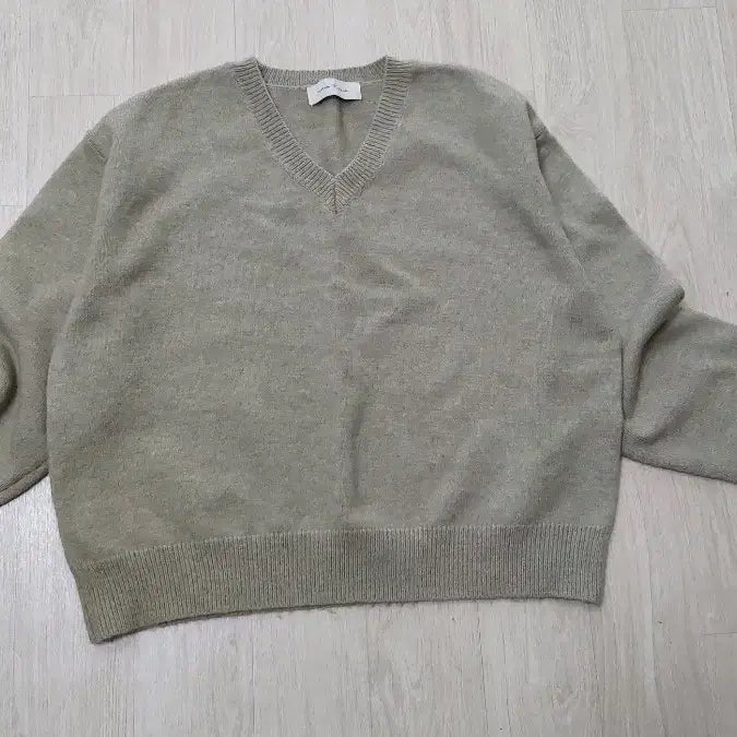 [BUNJANG] Loose Fit V-Neck Knit Sweater / V넥 루즈핏 니트
