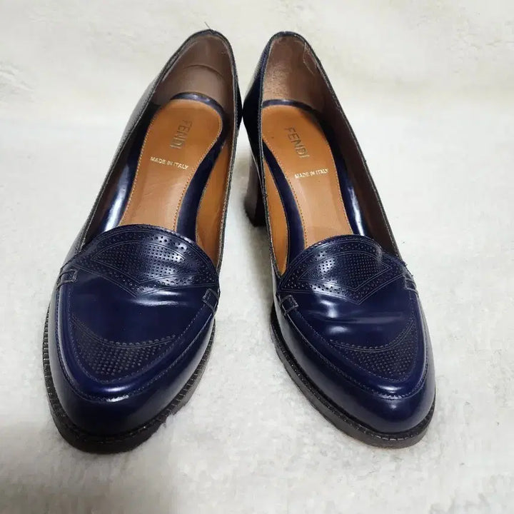 [SOLD OUT] 펜디 여성 로퍼 펌프스 네이비  (35.5)사이즈
