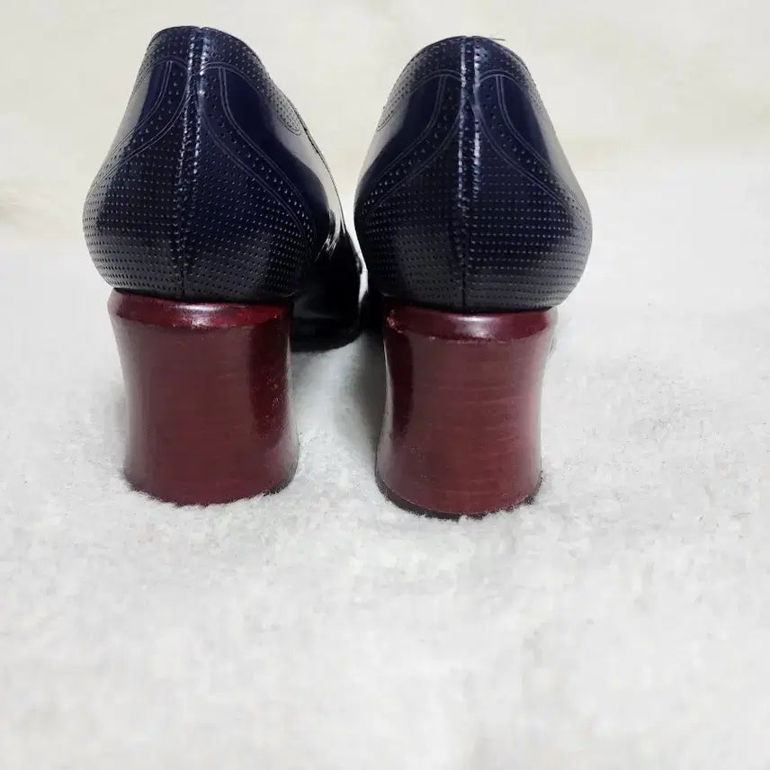 [SOLD OUT] 펜디 여성 로퍼 펌프스 네이비  (35.5)사이즈