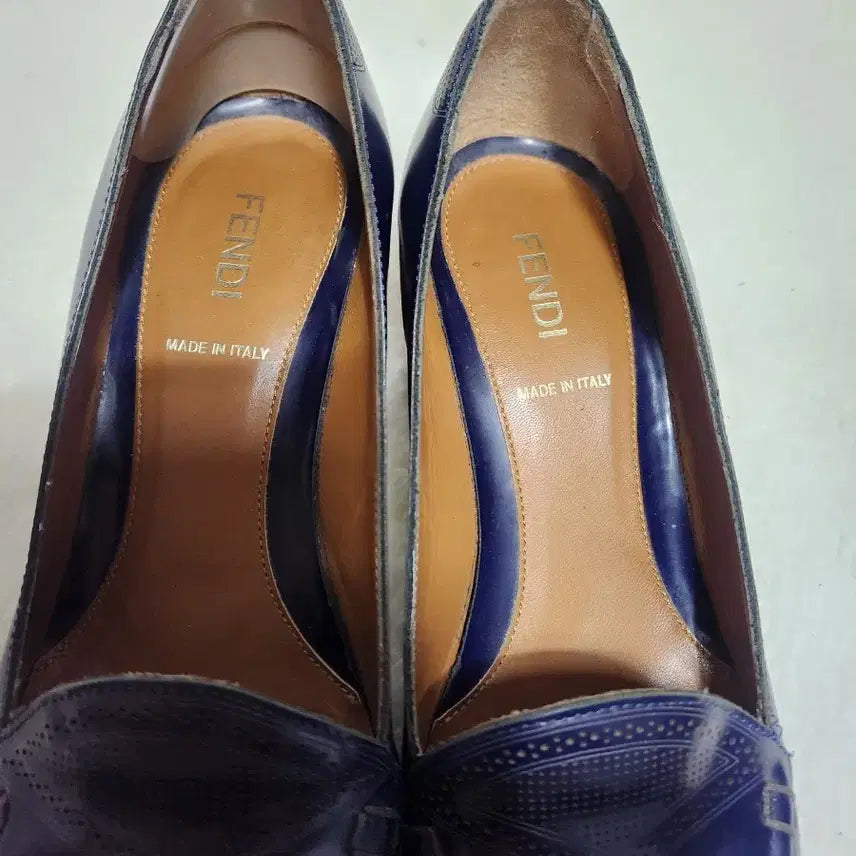 [SOLD OUT] 펜디 여성 로퍼 펌프스 네이비  (35.5)사이즈