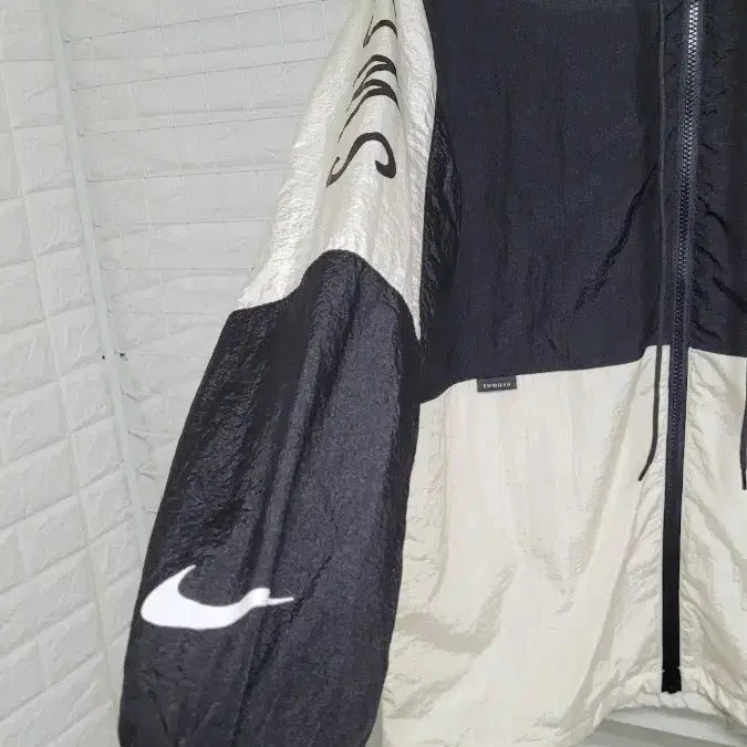 [BUNJANG] Nike Big Swoosh Windbreaker Jacket / [M-100]NIKE나이키 검흰 범고래 빅스우시로고 후드일체형바람막이