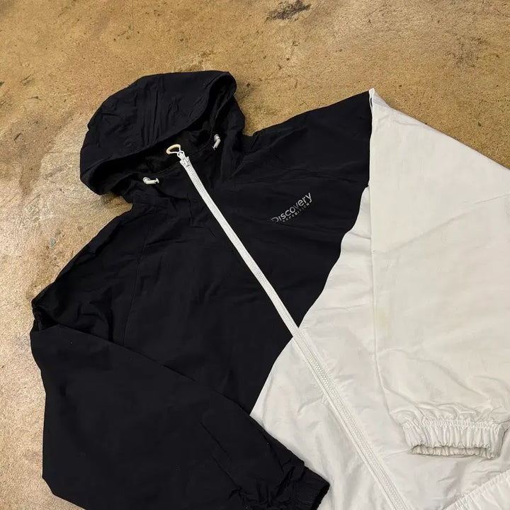 [BUNJANG] Discovery Black and White Windbreaker Hooded Jacket / [정품/95] 디스커버리 블랙 화이트 바람막이 후드 자켓