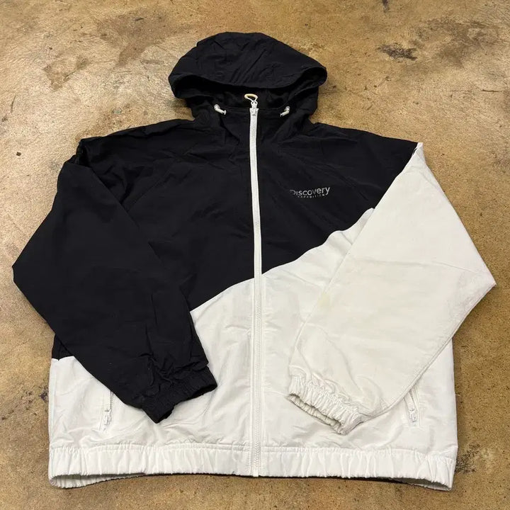 [BUNJANG] Discovery Black and White Windbreaker Hooded Jacket / [정품/95] 디스커버리 블랙 화이트 바람막이 후드 자켓