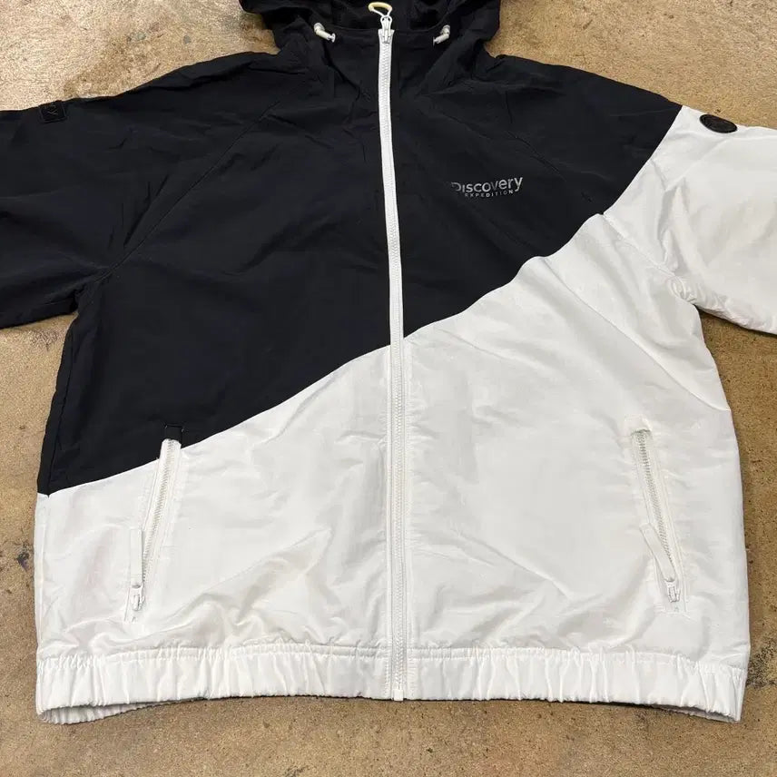 [BUNJANG] Discovery Black and White Windbreaker Hooded Jacket / [정품/95] 디스커버리 블랙 화이트 바람막이 후드 자켓