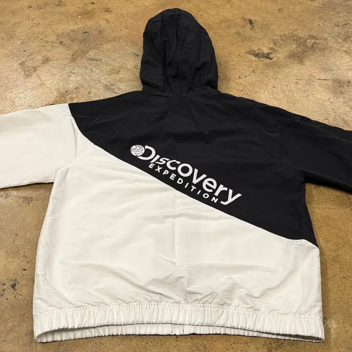 [BUNJANG] Discovery Black and White Windbreaker Hooded Jacket / [정품/95] 디스커버리 블랙 화이트 바람막이 후드 자켓