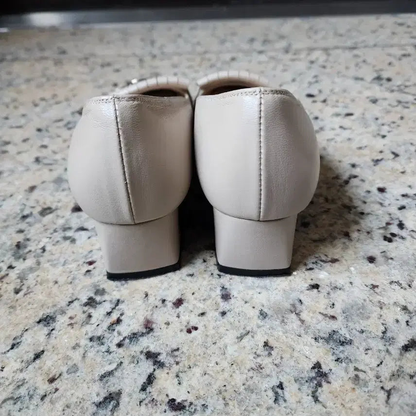 [BUNJANG] Muy Bien Beige Pumps with Gold Ornament / Muy Bien 골드 장식 펌프스 구두