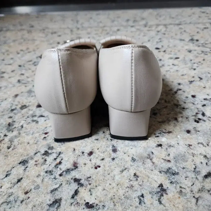 [BUNJANG] Muy Bien Beige Pumps with Gold Ornament / Muy Bien 골드 장식 펌프스 구두