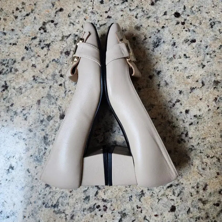 [BUNJANG] Muy Bien Beige Pumps with Gold Ornament / Muy Bien 골드 장식 펌프스 구두