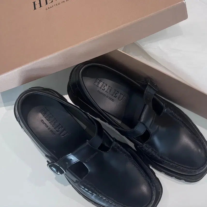 [BUNJANG] HEREU T-Bar Loafers / 헤레우(HEREU) 알버 T바 로퍼 쉬이즈큐트