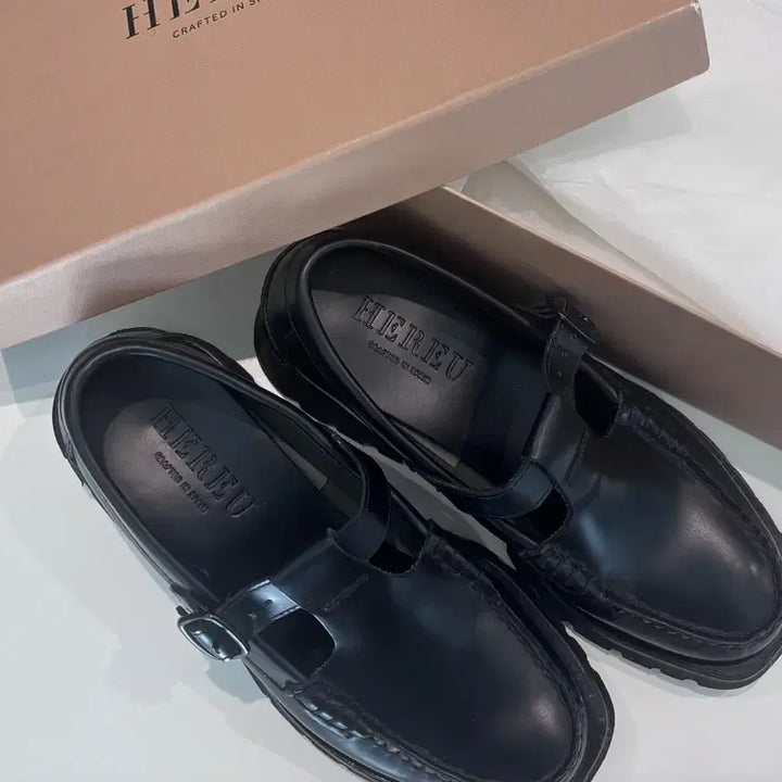 [BUNJANG] HEREU T-Bar Loafers / 헤레우(HEREU) 알버 T바 로퍼 쉬이즈큐트