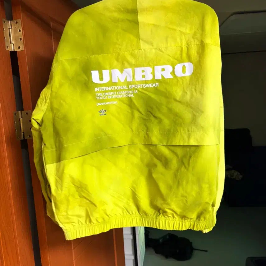 [BUNJANG] Umbro Classic Warm-up Jacket (Size 100) / 엄브로 클래식 웜업 자켓 100 사이즈 팝니다