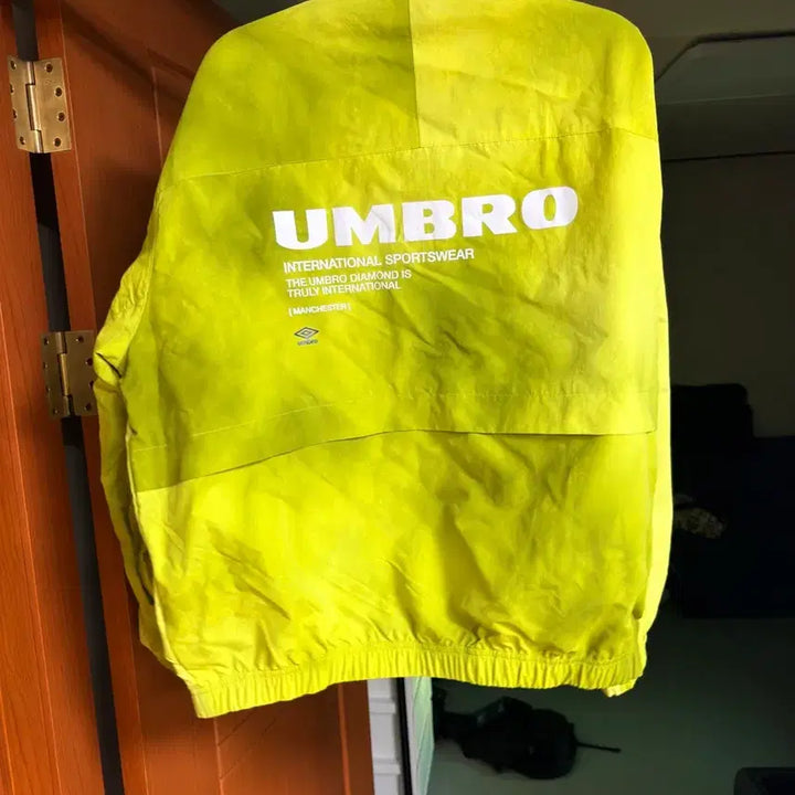 [BUNJANG] Umbro Classic Warm-up Jacket (Size 100) / 엄브로 클래식 웜업 자켓 100 사이즈 팝니다