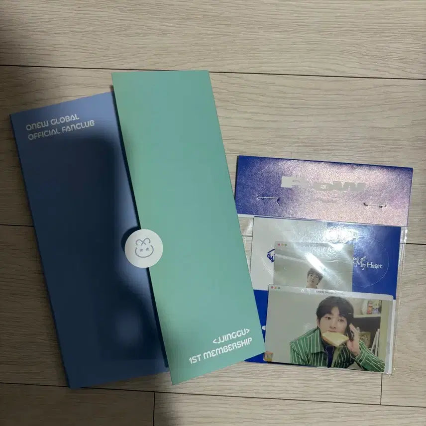 [BUNJANG] Onew Zingg 팬클럽 1st Kit + Flow Album (2) + Sticker / 온유 찡구 팬클럽 1기 키트+ flow 앨범2장+ 스티커
