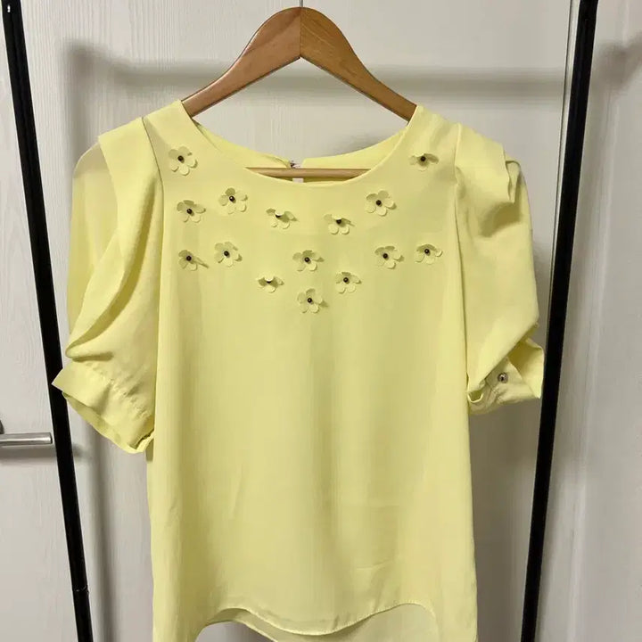 [BUNJANG] Yellow Floral Embellished Blouse / 노란색 꽃 장식 블라우스 1030
