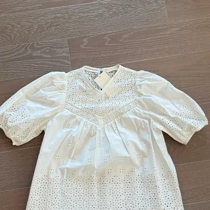 [SOLD OUT] 가격인하>울라존슨 화이트 아일렛 블라우스 0사이즈 (새상품)