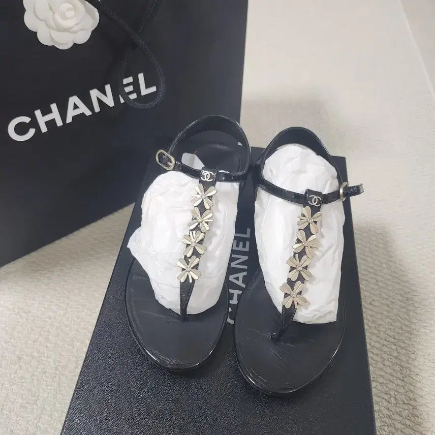 [BUNJANG] Chanel Black Floral Embellished Sandals / 샤넬 블랙 샌들입니다.(정품)