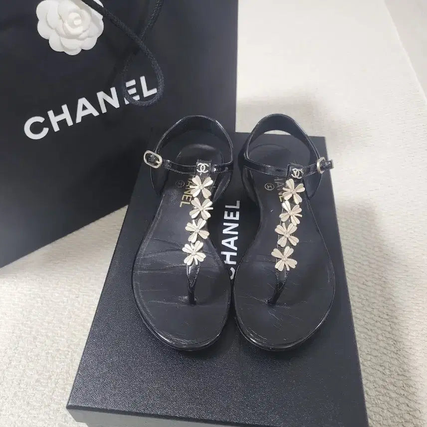 [BUNJANG] Chanel Black Floral Embellished Sandals / 샤넬 블랙 샌들입니다.(정품)