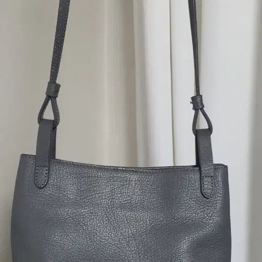[BUNJANG] Mandarina Duck Leather Crossbody Bag / 만다리나덕 가죽 크로스백