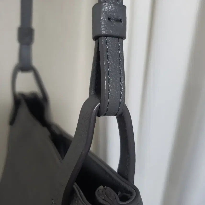 [BUNJANG] Mandarina Duck Leather Crossbody Bag / 만다리나덕 가죽 크로스백