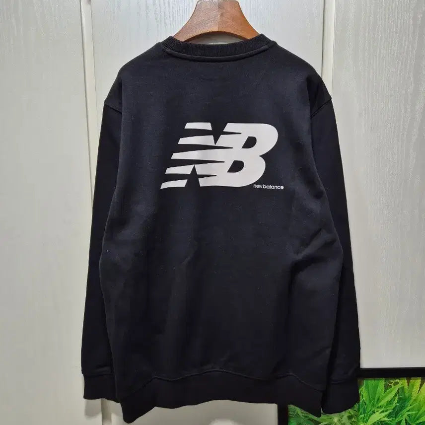 [BUNJANG] New Balance Black Crewneck Sweatshirt / (세일)(새상품)뉴발란스 블랙 맨투맨. 새상품