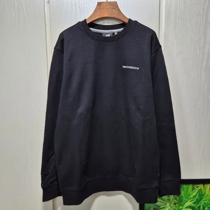 [BUNJANG] New Balance Black Crewneck Sweatshirt / (세일)(새상품)뉴발란스 블랙 맨투맨. 새상품