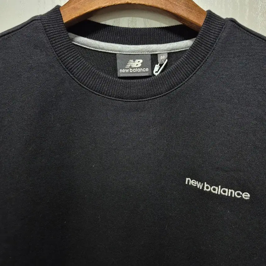 [BUNJANG] New Balance Black Crewneck Sweatshirt / (세일)(새상품)뉴발란스 블랙 맨투맨. 새상품