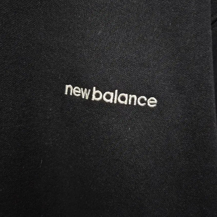 [BUNJANG] New Balance Black Crewneck Sweatshirt / (세일)(새상품)뉴발란스 블랙 맨투맨. 새상품