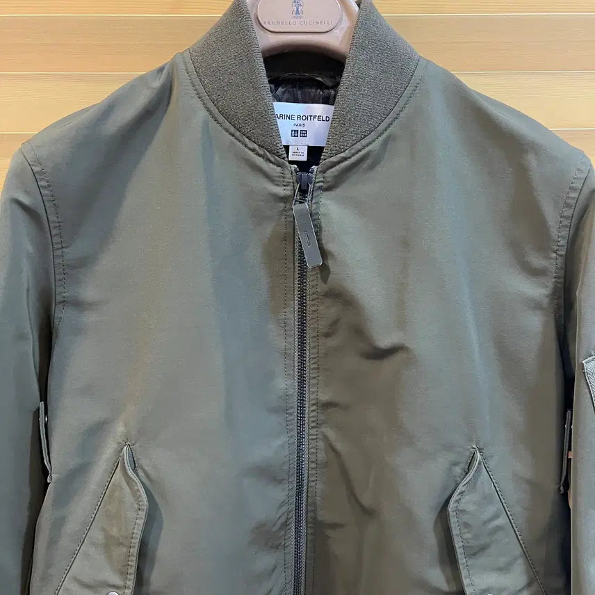 [BUNJANG] Uniqlo x Carine Roitfeld Khaki Bomber Cropped Jacket / 유니클로xCARINE ROITFELD 콜라보 여성 카키 봄버점퍼 크롭점퍼