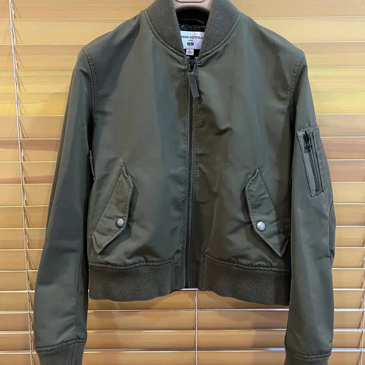 [BUNJANG] Uniqlo x Carine Roitfeld Khaki Bomber Cropped Jacket / 유니클로xCARINE ROITFELD 콜라보 여성 카키 봄버점퍼 크롭점퍼