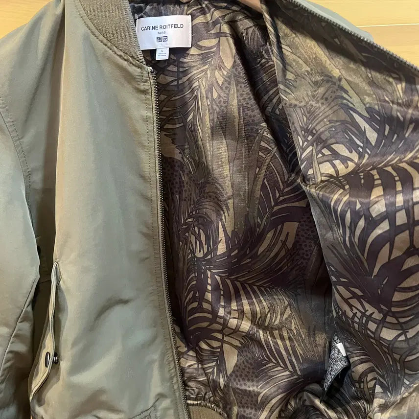 [BUNJANG] Uniqlo x Carine Roitfeld Khaki Bomber Cropped Jacket / 유니클로xCARINE ROITFELD 콜라보 여성 카키 봄버점퍼 크롭점퍼