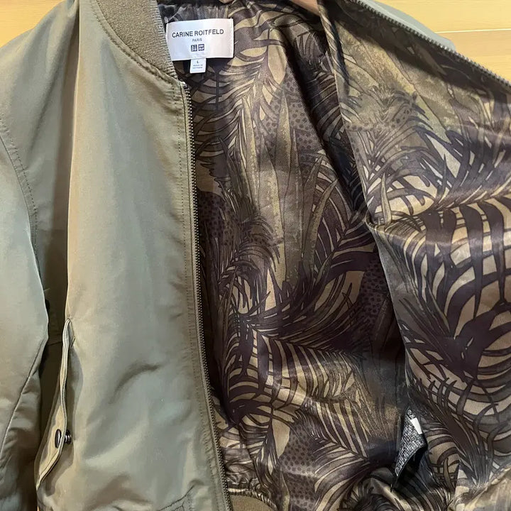 [BUNJANG] Uniqlo x Carine Roitfeld Khaki Bomber Cropped Jacket / 유니클로xCARINE ROITFELD 콜라보 여성 카키 봄버점퍼 크롭점퍼