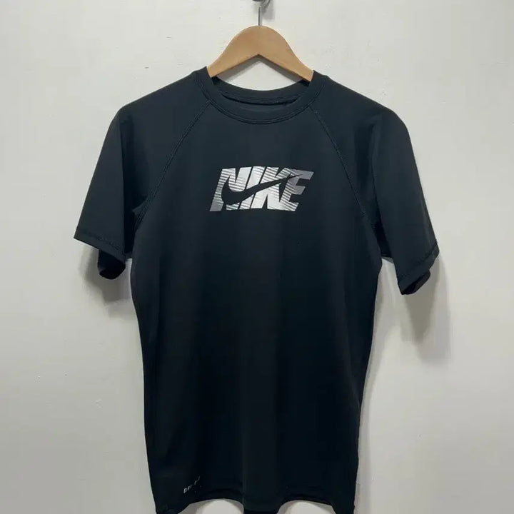 [BUNJANG] Nike Dri-FIT Black Logo T-shirt / 나이키 드라이핏 반팔 블랙 로고 티셔츠 S