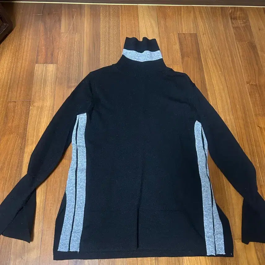 [BUNJANG] Black Knit Long-Sleeve T-Shirt with Side Stripe Detail / 블랙 옆줄지 니트 긴팔티