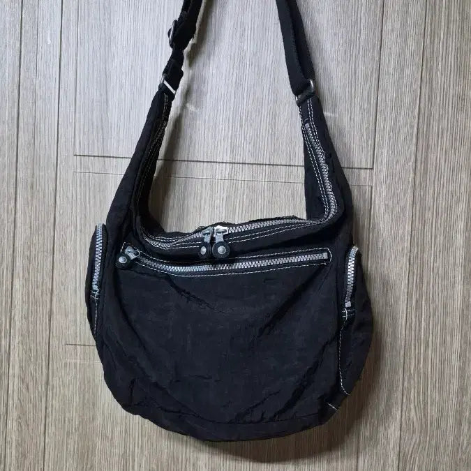 [BUNJANG] Kipling Black Crossbody Bag with Keyring / 키플링 블랙 크로스백 가방 + 키링 포함