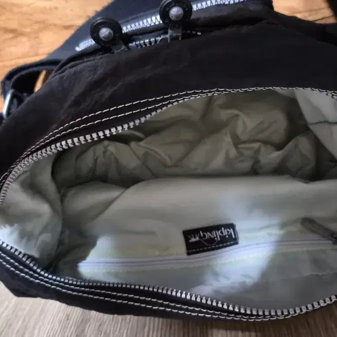 [BUNJANG] Kipling Black Crossbody Bag with Keyring / 키플링 블랙 크로스백 가방 + 키링 포함