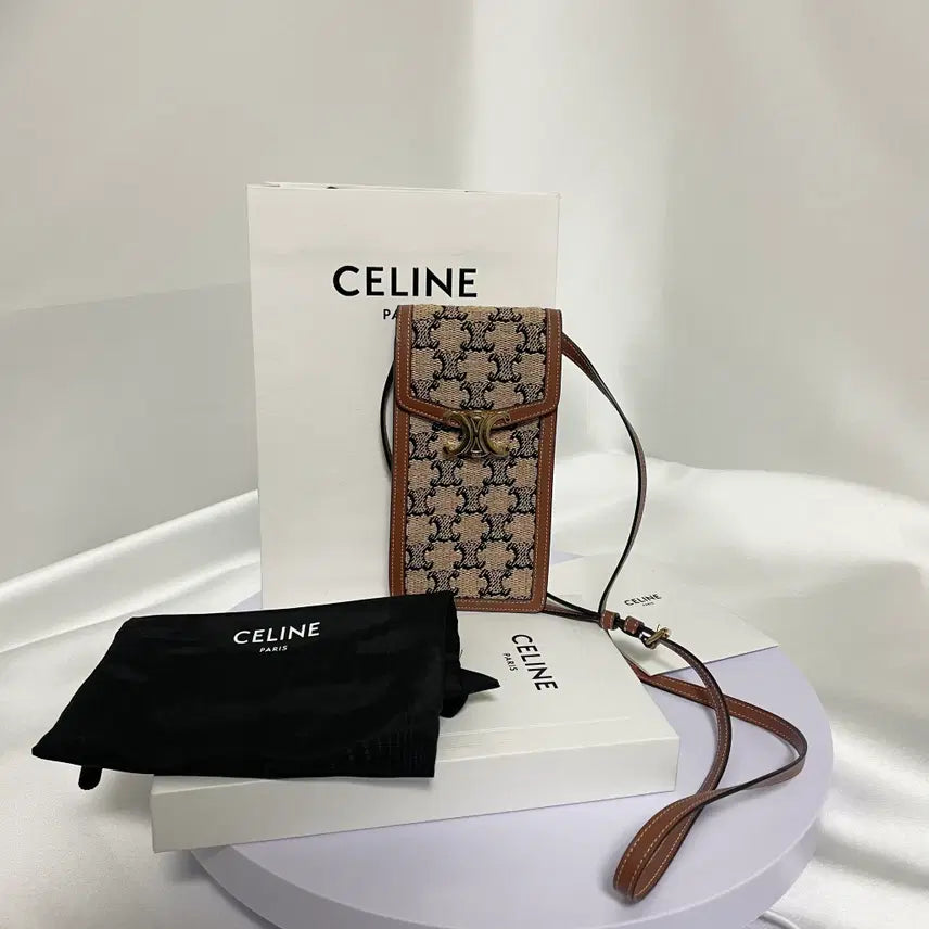[BUNJANG] Celine Triomphe Vertical Phone Pouch Mini Crossbody Bag / [S급] 셀린느 트리오페 버티컬 폰 파우치 미니 크로스백