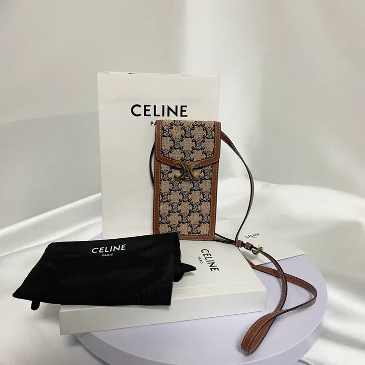[BUNJANG] Celine Triomphe Vertical Phone Pouch Mini Crossbody Bag / [S급] 셀린느 트리오페 버티컬 폰 파우치 미니 크로스백