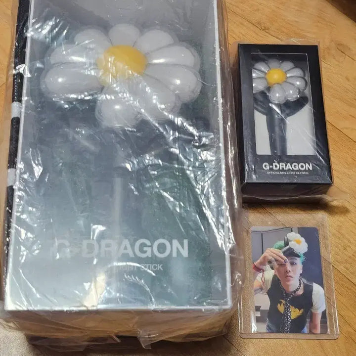 [BUNJANG] G-DRAGON Official Lightstick + Mini Keychain + Photocard Bundle Set / G-DRAGON 지드래곤 응원봉 + 미니 키링 + 포토카드