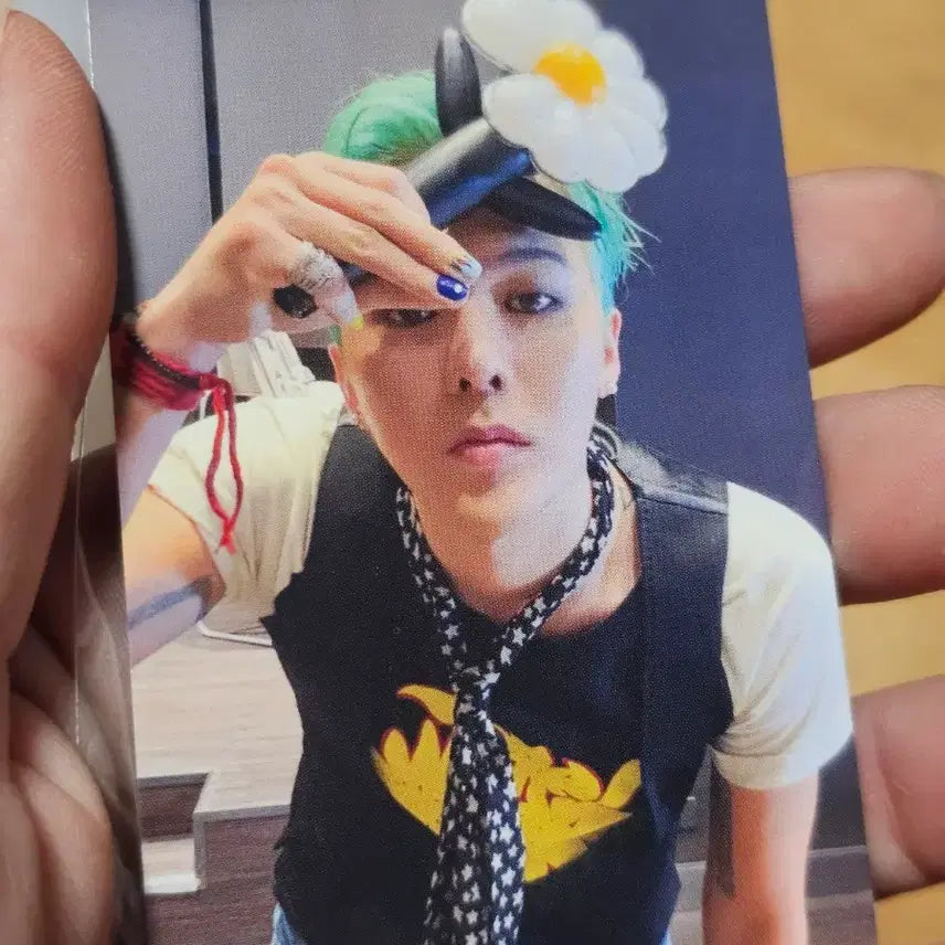[BUNJANG] G-DRAGON Official Lightstick + Mini Keychain + Photocard Bundle Set / G-DRAGON 지드래곤 응원봉 + 미니 키링 + 포토카드