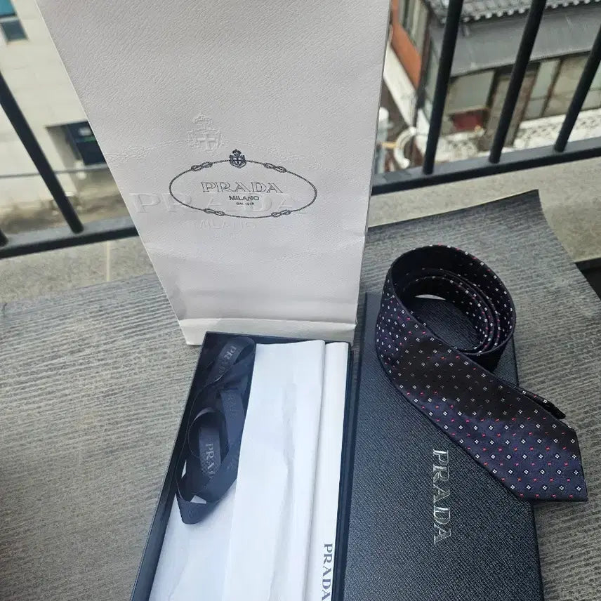 [SOLD OUT] (정품) 프라다 신상 네이비 패턴 넥타이 (새상품급)
