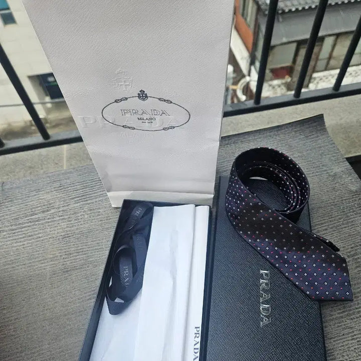 [SOLD OUT] (정품) 프라다 신상 네이비 패턴 넥타이 (새상품급)