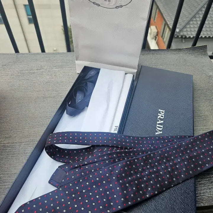 [SOLD OUT] (정품) 프라다 신상 네이비 패턴 넥타이 (새상품급)