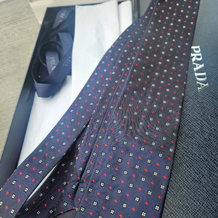 [SOLD OUT] (정품) 프라다 신상 네이비 패턴 넥타이 (새상품급)