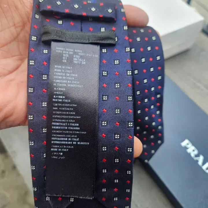 [SOLD OUT] (정품) 프라다 신상 네이비 패턴 넥타이 (새상품급)