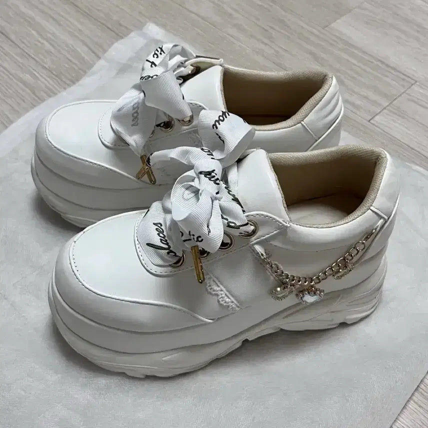 [BUNJANG] Liz Lisa Side Charm White Sneakers / 리즈리사 사이드 챰 비쥬 화이트 스니커즈 운동화 양산형 지뢰계 스나계