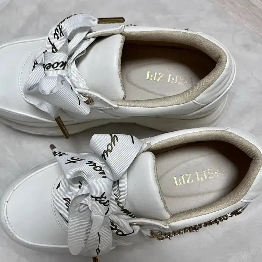 [BUNJANG] Liz Lisa Side Charm White Sneakers / 리즈리사 사이드 챰 비쥬 화이트 스니커즈 운동화 양산형 지뢰계 스나계